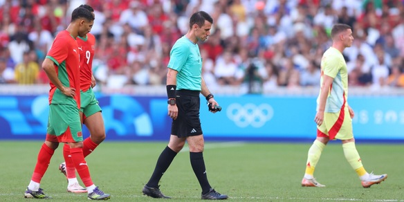 Olimpiadi, arbitro ko dopo lo scontro con un calciatore: cosa è successo