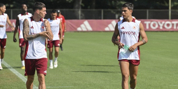 Roma, Dybala si allena forte: ma a Cagliari gioca Soulé. Le scelte di De Rossi