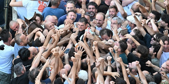 Palio di Siena, vince la contrada della Lupa