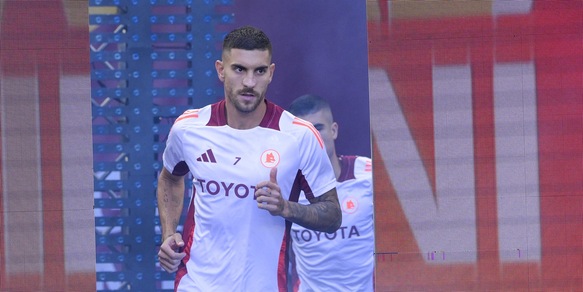Roma, ancora boato di fischi per Pellegrini: il gesto quando entra in campo