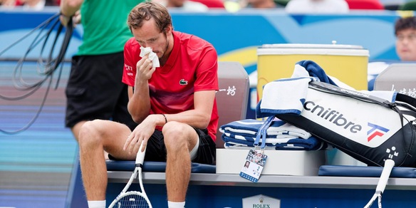 Medvedev ko con Sinner: scoppia la bufera social che coinvolge il coach