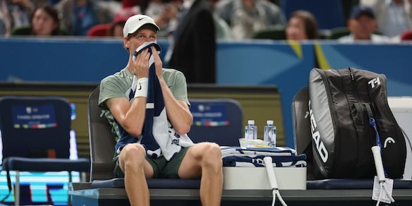 Sinner: "Ho un problema alla testa". E il fisioterapista usa un "panno magico"