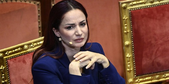 Andrea Delogu preoccupata dopo aver ricevuto un mazzo di fiori anonimo