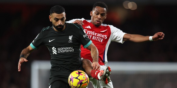 Salah salva Slot: beffa Arsenal. Tottenham e Manchester United ko