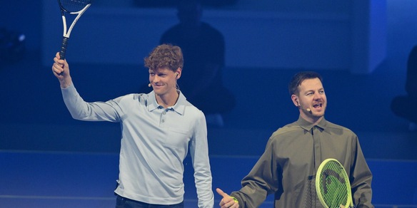 Sinner, che show con Cattelan: dalla pallina pelosa alla pressione, tutte le gag