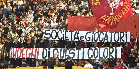 Contestazione Roma: tensione allo stadio e tifosi fuori Trigoria. Rivivi diretta