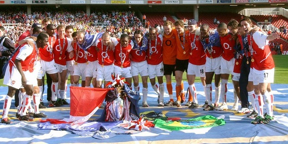 Si ritira a quarant'anni l'ultimo giocatore dell'Arsenal degli invincibili: chi è