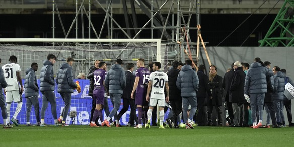 Malore per Bove in Fiorentina-Inter: giocatori in lacrime, gara sospesa