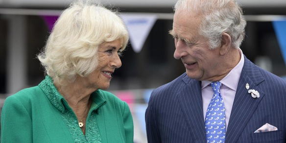 Re Carlo, violenta rapina a Parigi. E Camilla sta sempre più male