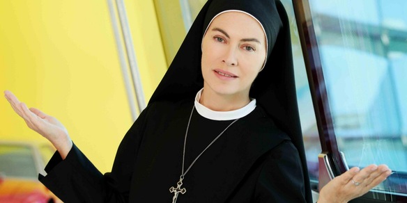 Elena Sofia Ricci e il retroscena su Nancy Brilli a Belve: "Tutta vestita da suora ho fatto..."