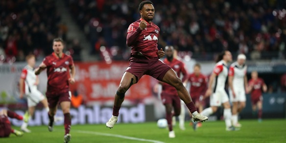 Il Lipsia piega il Francoforte, tris Stoccarda. Borussia Dortmund: altro pari