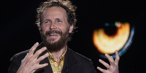 Jovanotti a Belve parla dell'incontro con Silvio Berlusconi: "A San Siro facemmo la pipì uno accanto all’altro"