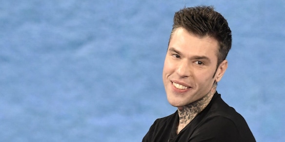 Fedez sorprende i fan: spuntano alcuni enigmatici versi d'amore. Social in fermento