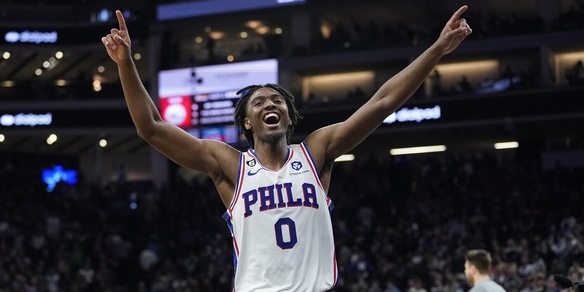 Nba, Maxey fa volare Philadelphia. Male Milwaukee e Utah