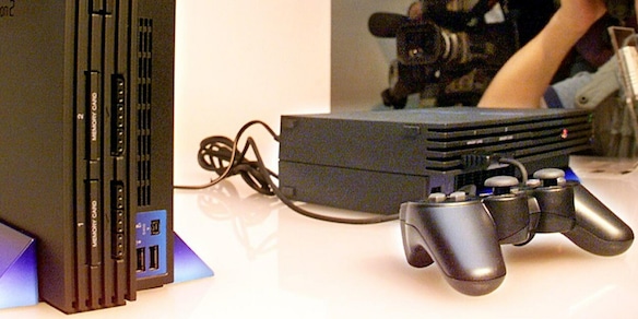 Bestemmia e urla mentre gioca alla PlayStation di notte: vicina accoltella la madre