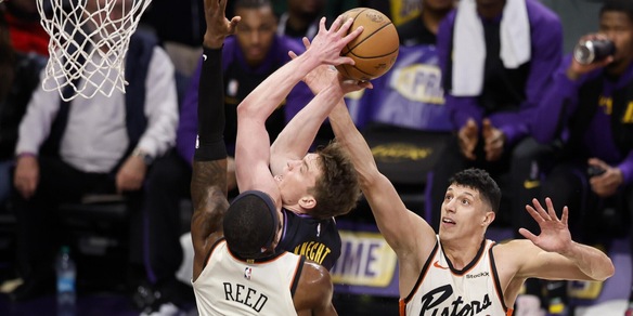 Nba, Fontecchio da urlo: Detroit batte i Lakers. Embiid perde la testa