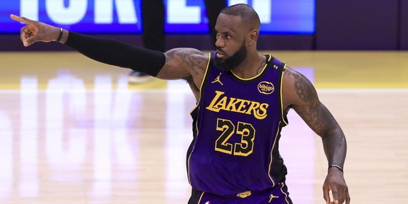 Nba, colpo Lakers nel Christmas Day: James batte Golden State nel finale