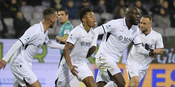 Spettacolo Napoli, Fiorentina travolta: Conte da solo in testa alla classifica. Rivivi la diretta