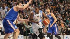 Fesenko sbanca Sassari, maratona alla Virtus