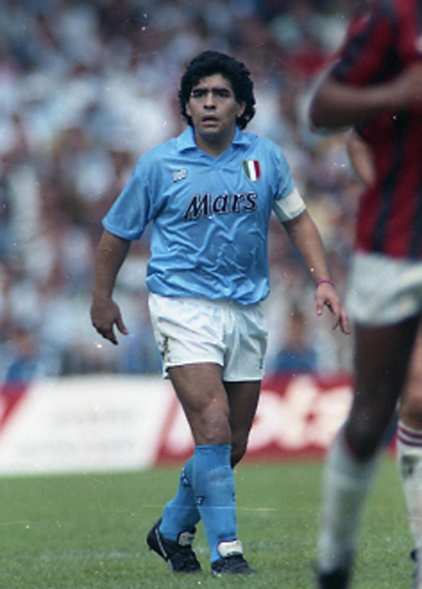 Maradona con la maglia di Baresi: il video è virale