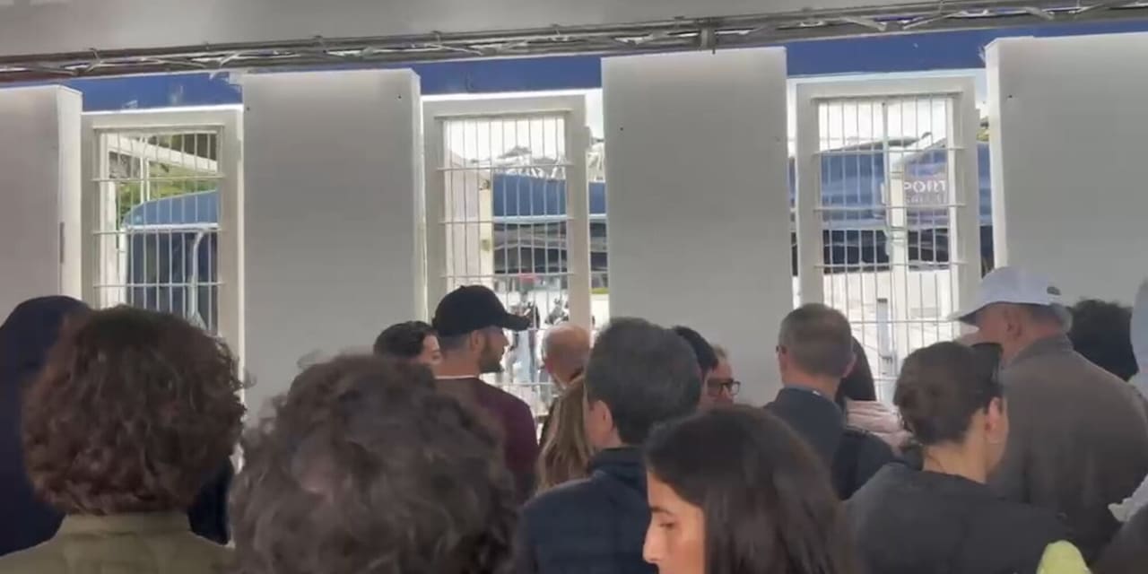 Caos per Sinner-Medvedev: chiusi i cancelli all’obelisco, tifosi infuriati. Cosa sta succedendo