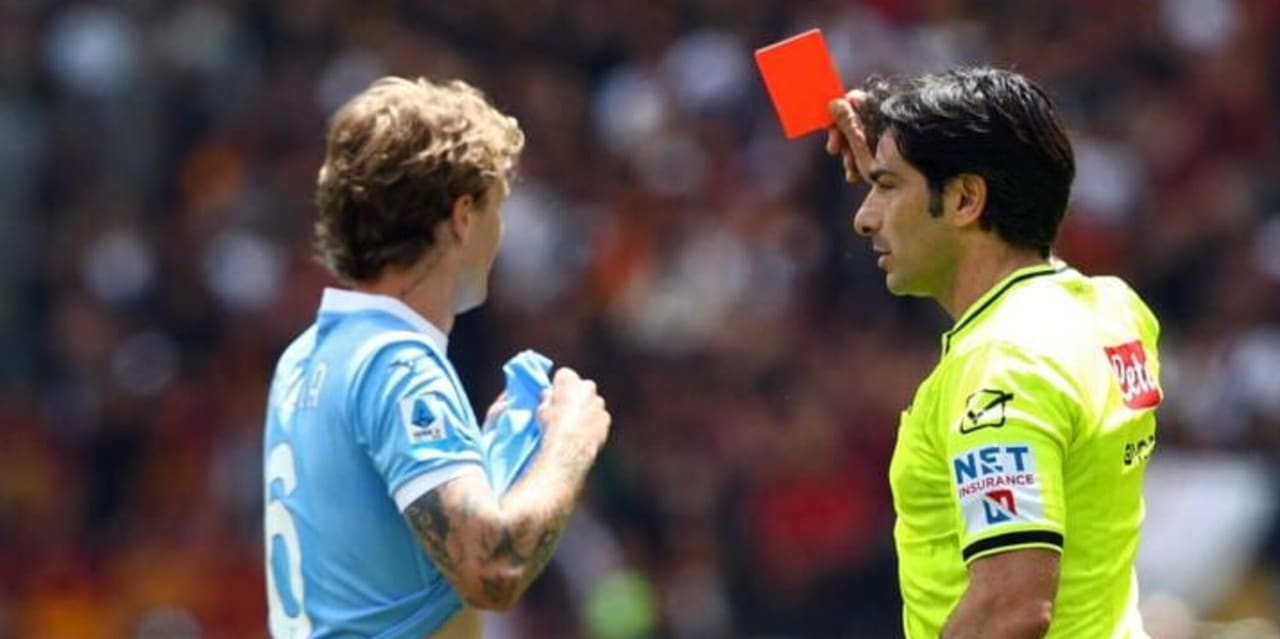 Moviola derby Roma-Lazio, Maresca e Di Bello si perdono il rosso per Maldini: cosa è successo