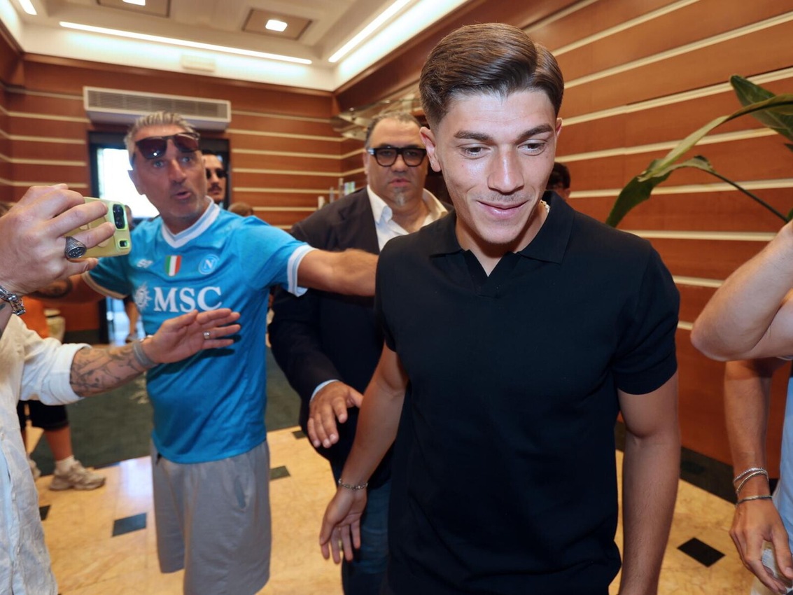 <p>Napoli, ufficiale l'acquisto di Favasuli: il comunicato e il saluto di De Laurentiis</p>