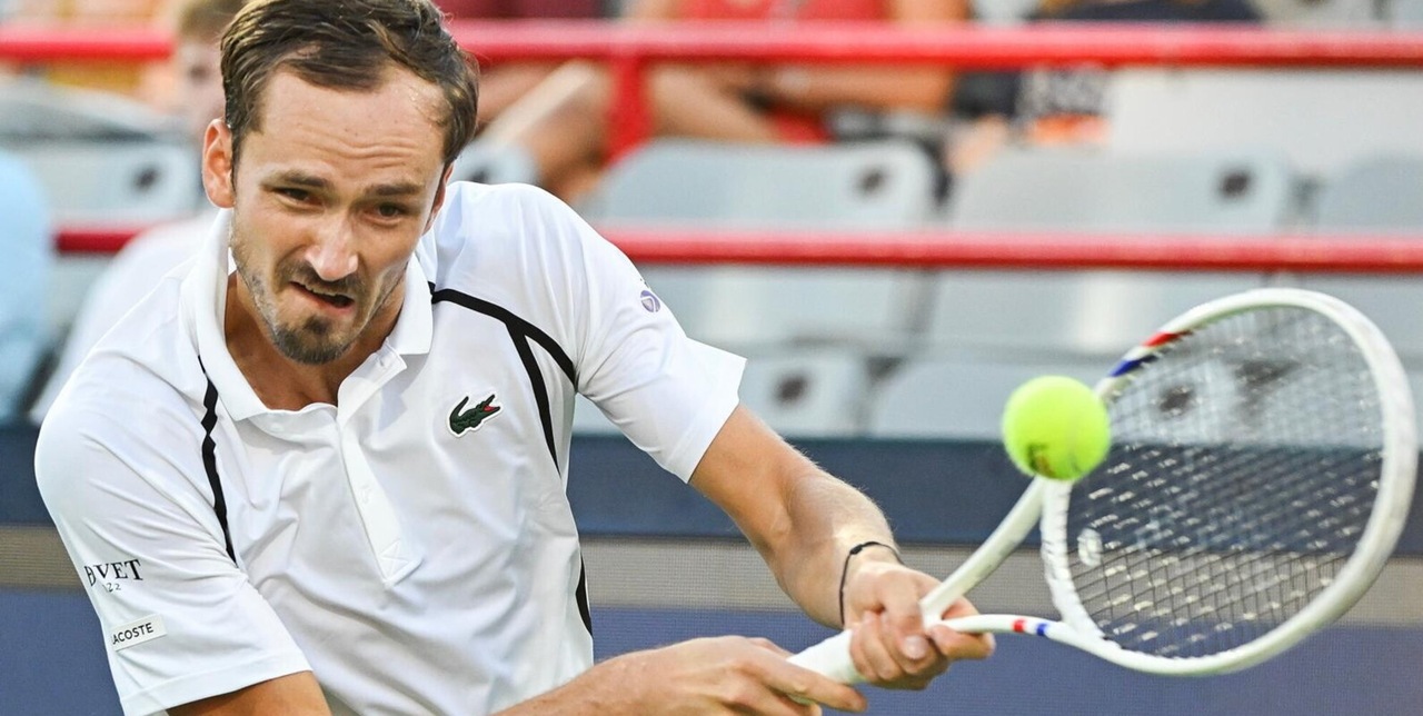 <p>Medvedev sconfitto da Damm, lo sconsolato soliloquio: “Forse dovrei darmi al pickleball…”</p>