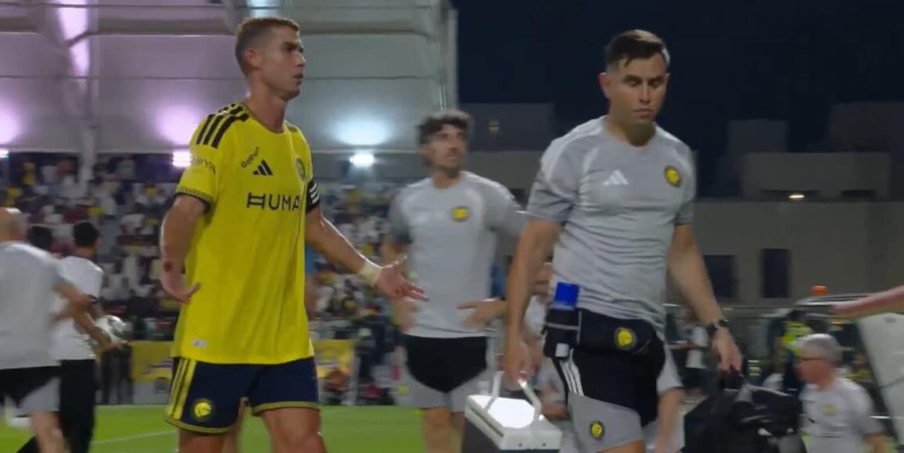 Veleno Cristiano Ronaldo, impazzisce per la sostituzione ma poi l'Al Nassr rimonta e vince: è bufera mediatica in Arabia