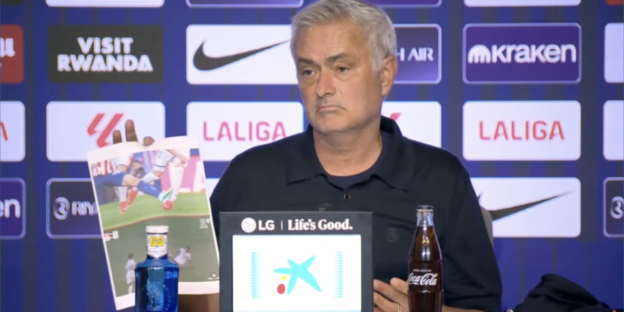 Mourinho furioso con l'arbitro, si presenta in sala stampa con le foto delle mancate espulsioni. Simeone non ci sta: "Basta,  voglio rispetto!"