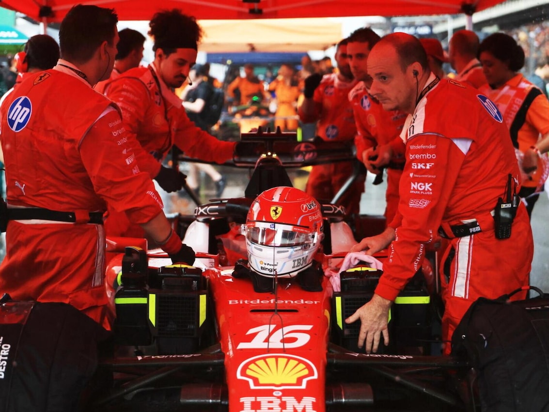<p>Follia Ferrari, la strategia gomme in Malesia fa discutere: Hamilton e Leclerc sulle slick e poi succede il disastro</p>