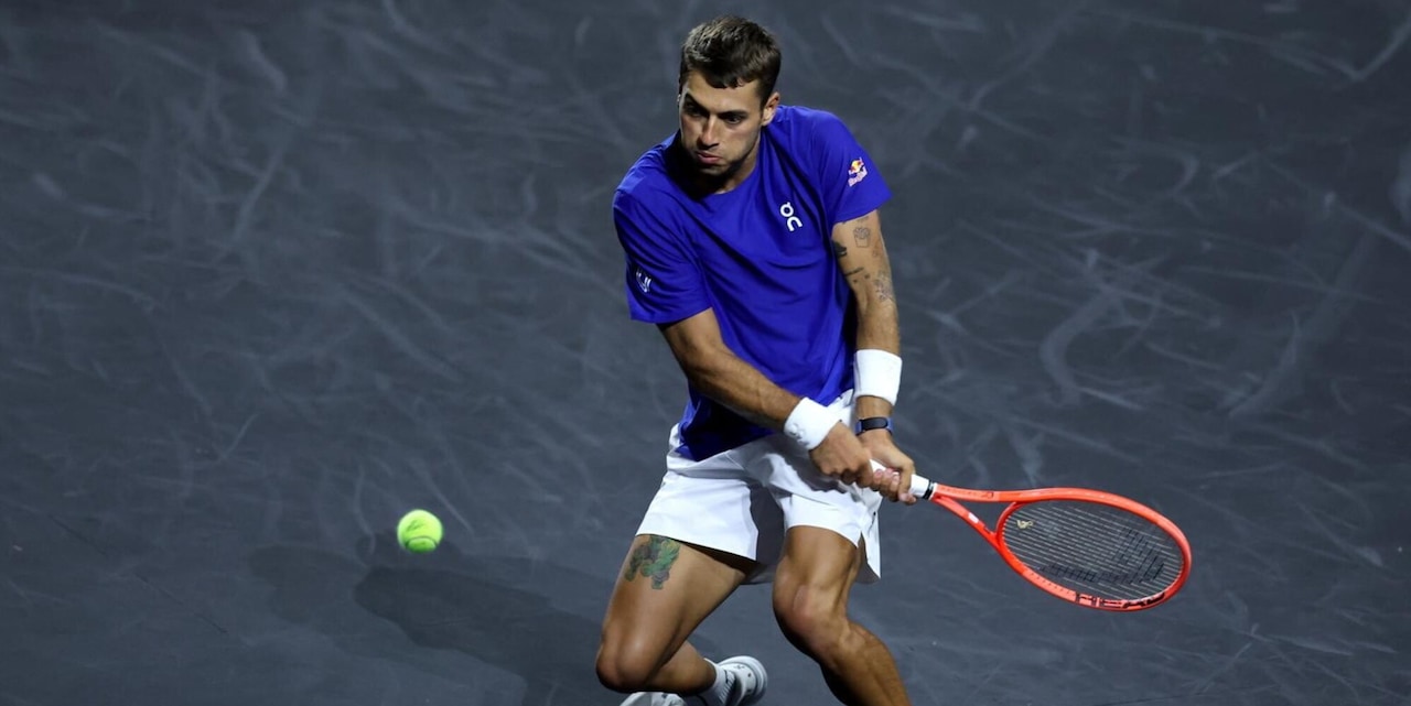 <p>Atp Finals, senza Sinner si libera un posto, ma dietro è bagarre: l'Italia tifa Cobolli, ecco la situazione</p>