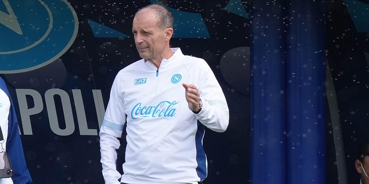 <p>Il Napoli fermato dai... moscerini: che invasione prima del match con il Villarreal</p>