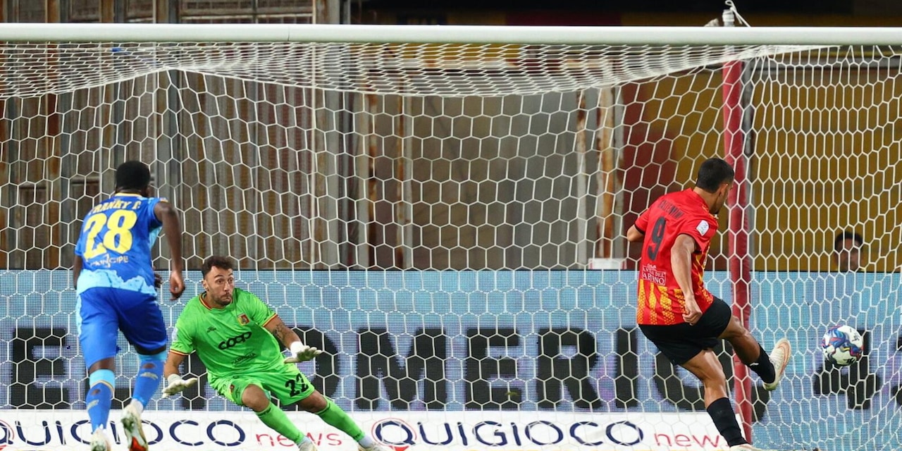 Il Catanzaro riacciuffa il Benevento in extremis: subito un punto per Mignani. Paura nel prepartita per Arditi