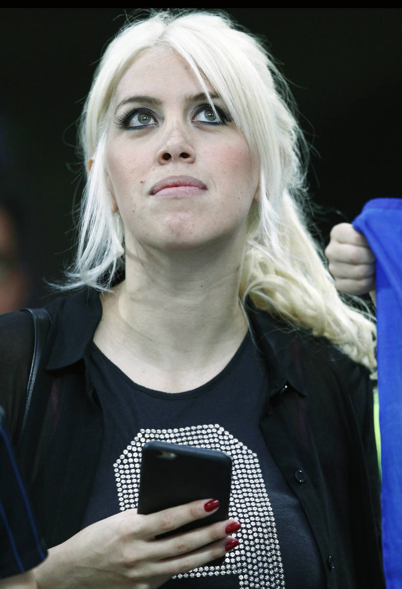 Icardi show con Wanda Nara e Paris Hilton. Il bomber dell'Inter beato tra le bionde