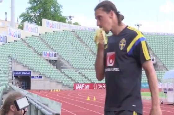 Ibrahimovic, ma cosa fai con quella banana?