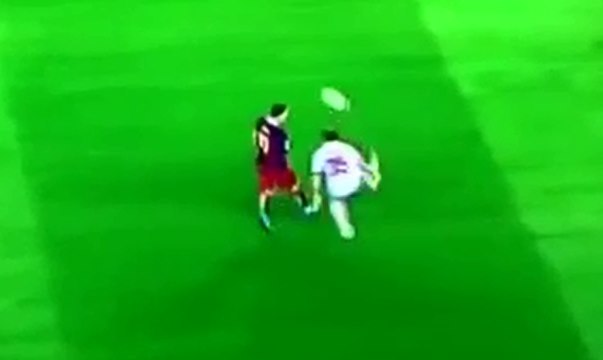 Il fenomeno è Torosidis: sombrero a Messi!