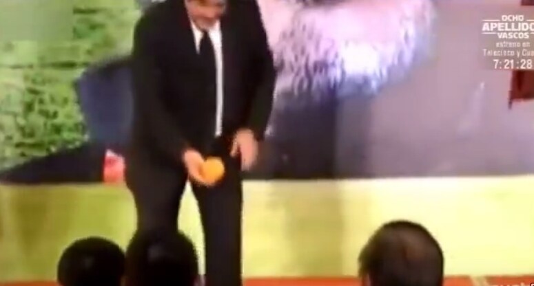Maradona resta un fenomeno: quanti palleggi fa con un'arancia?