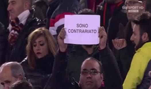 Il tifoso della Roma "contrariato" fa impazzire il web