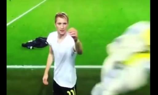 Reus gli regala la maglia, tifoso scoppia a piangere