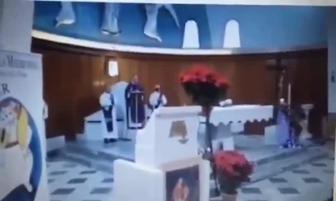 Il Prete Dall Altare La Messa E Finita E Forza Napoli