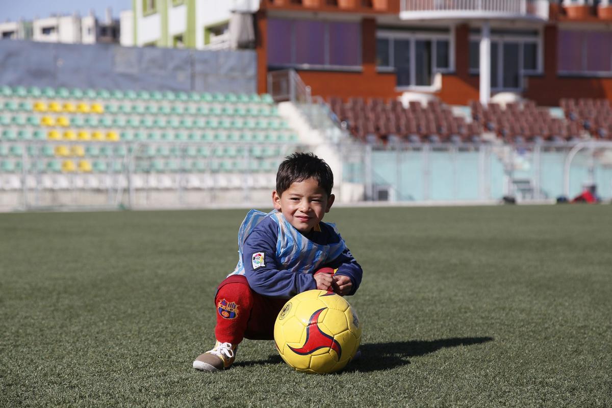 Il piccolo Murtaza adesso corre con la vera maglia di Messi