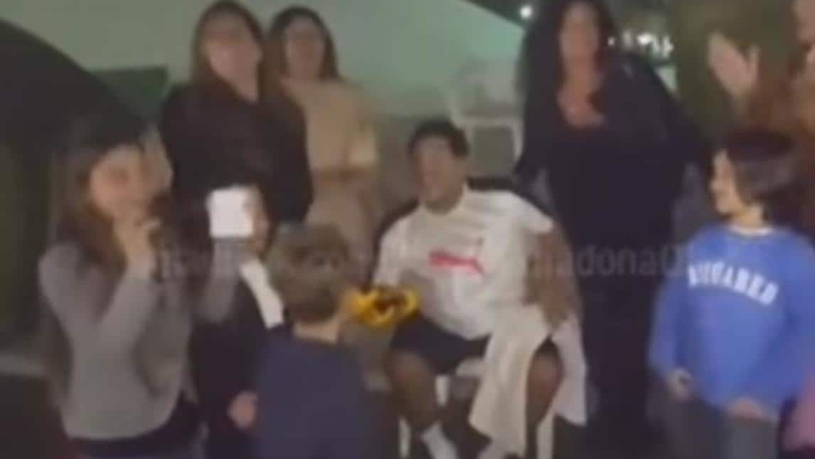 Napoli, Maradona intona "Un giorno all'improvviso"!