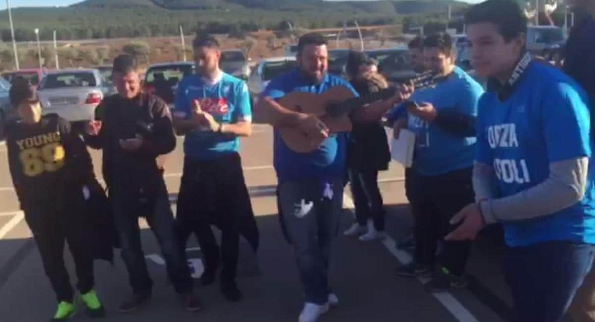 Tifosi spagnoli cantano "Un giorno all'improvviso"