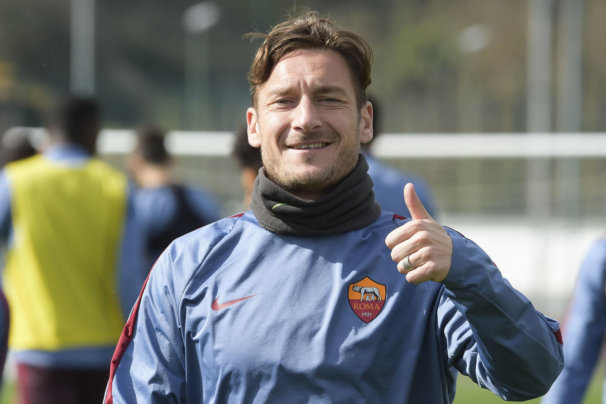 Totti ritrova il sorriso a Trigoria: ecco le foto dell'allenamento della Roma