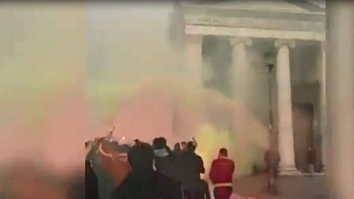 Tifosi del Galatasaray, in attesa di andare all'Olimpico