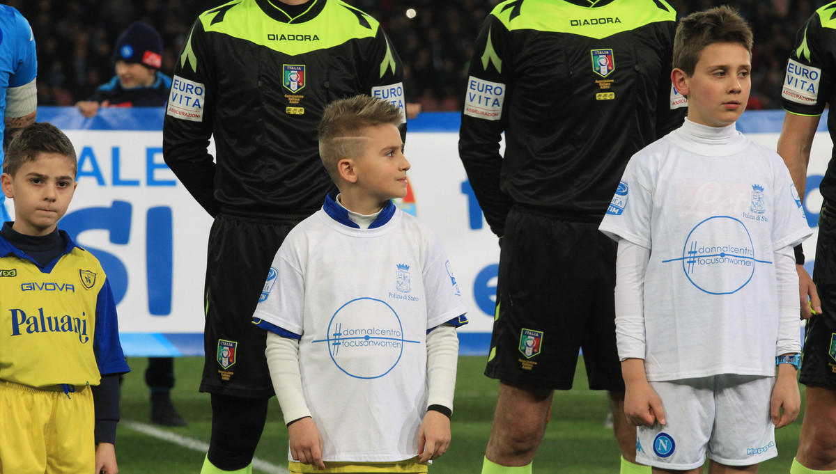 Napoli-Chievo, le mascotte scendono in campo contro la violenza sulle donne