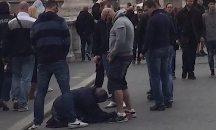 Tifosi dello Sparta Praga umiliano una mendicante
