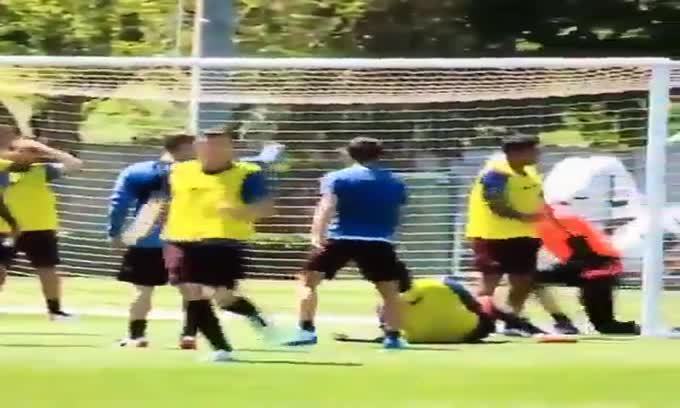 Totti, magie anche in allenamento: il cucchiaio!