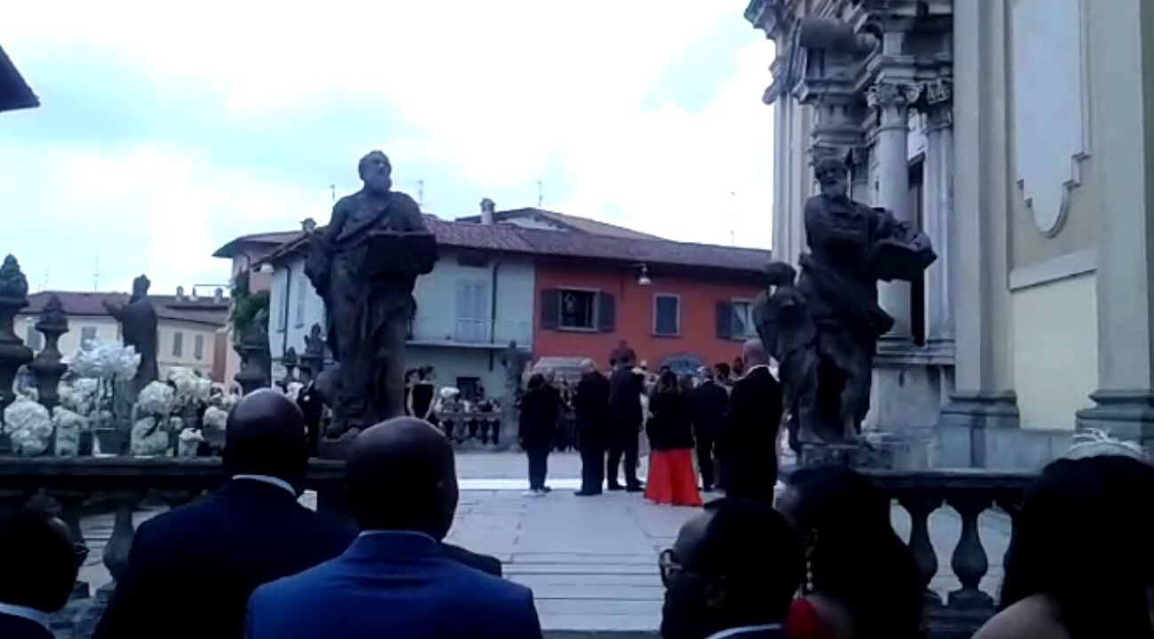 Eto'o arriva in chiesa tra i cori